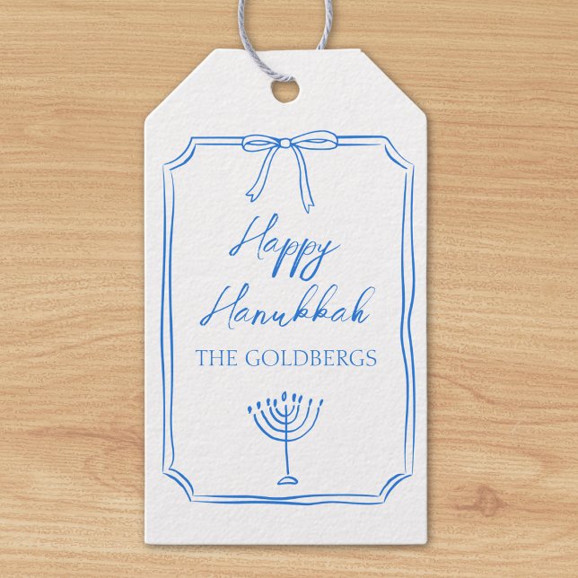 Étiquettes-cadeau Elegant Bow Menorah Nom personnalisé Happy Hanoukk (Classic blue bow design brings timeless charm to your Hanukkah presents and decorations.)