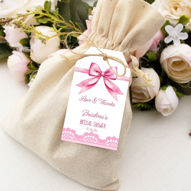 Étiquettes-cadeau Elle attache la faveur de la douche nuptiale avant (She's tying the knot bow bridal shower thank you favor gift tags coquette bow favor tags)