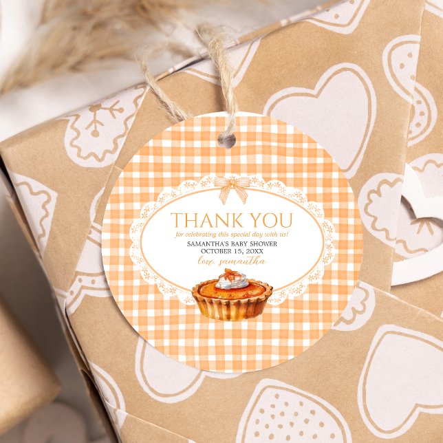 Étiquettes Cadeau en vichy Baby shower à tarte Little Cutie (Little Cutie Pie Gingham Pumpkin Baby Shower Round Favor Tags)