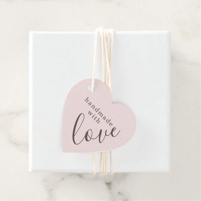 Étiquettes Cadeau Fait à la main avec amour Coeur rose (En situation)
