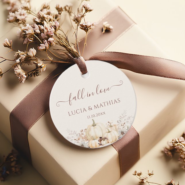 Étiquettes Cadeau Fall in Love Elegant Citrouille Wedding Favor Tags (Créateur téléchargé)
