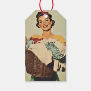 Étiquettes-cadeau Femme au foyer souriante avec panier de blanchisse