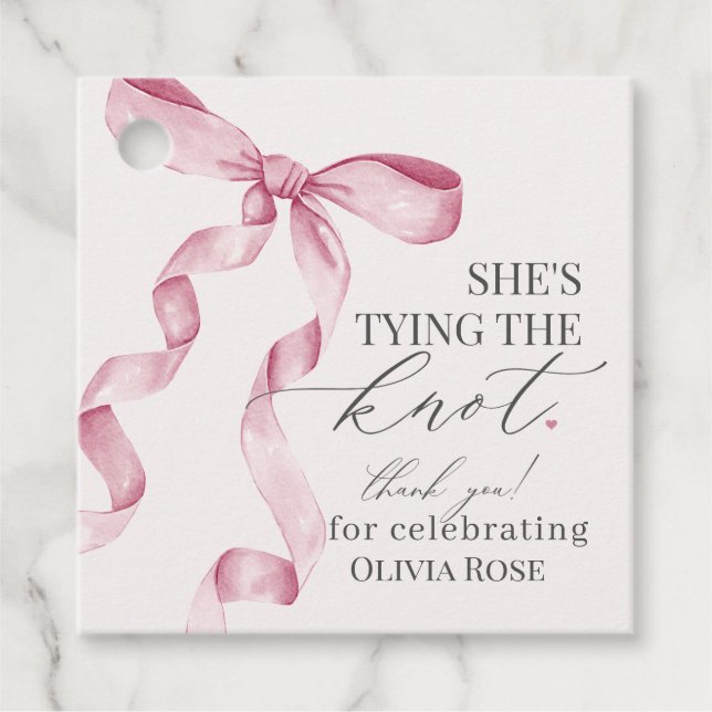 Étiquettes Cadeau Fête de Fiançailles de Pink Bow Tying the Knot (Devant)