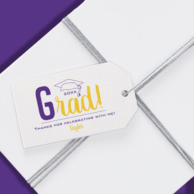 Étiquettes-cadeau Fête de la casquette de graduation violette et jau (3.5" x 2" personalized graduation favor gift tags with yellow and purple grad cap )