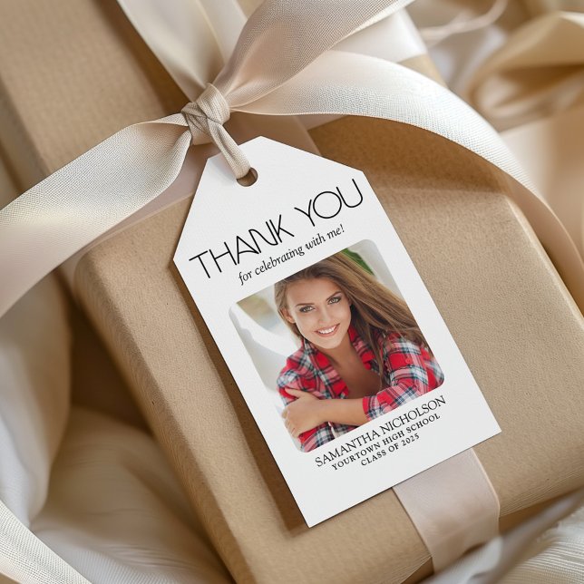 Étiquettes-cadeau Fête de Remise des Diplômes Photo Moderne de Remer (White graduation photo gift tag for grad party guest favors.)