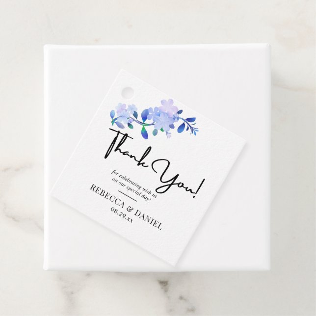 Étiquettes Cadeau fleur et feuilles de style aquarelle bleu poussiér (En situation)
