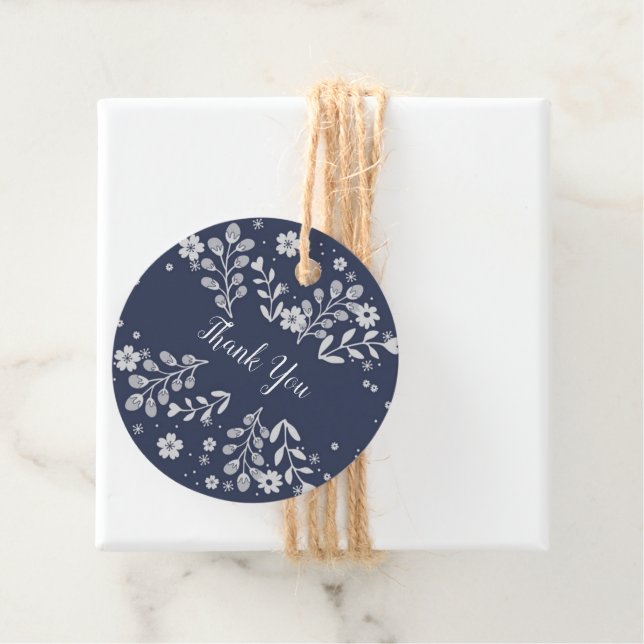Étiquettes Cadeau Floral blanc sur bleu (En situation)