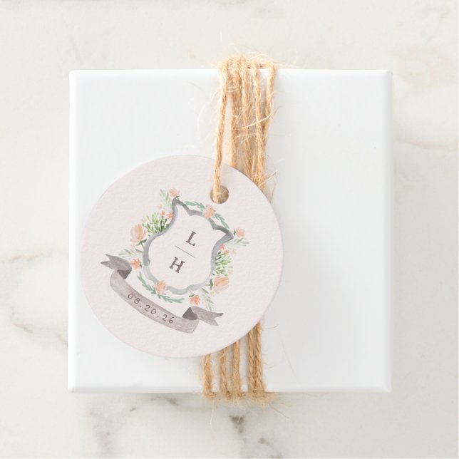 Étiquettes Cadeau Floral Crest Aquarelle Monogramme Mariage (En situation)
