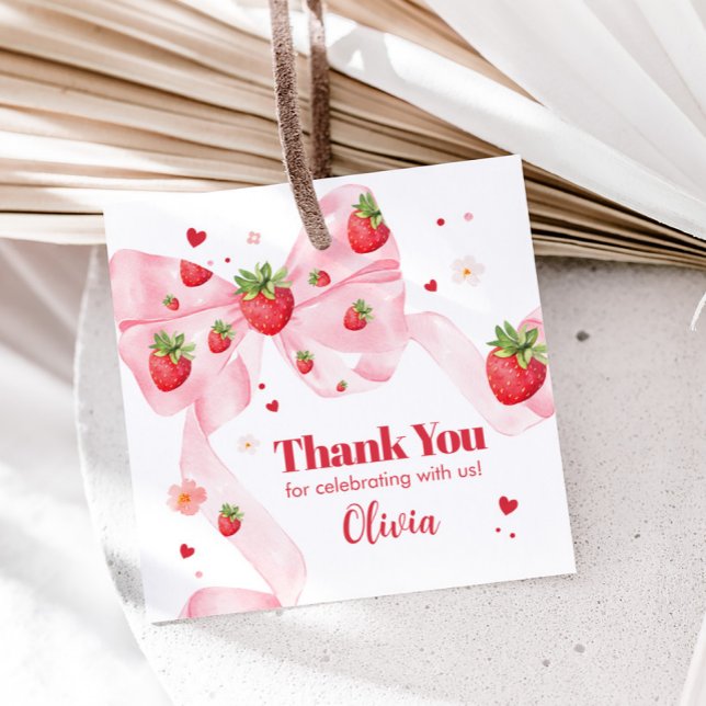 Étiquettes Cadeau Fraise Coquette Carré de fête d'anniversaire (Strawberry Coquette Berry First Birthday Party Square Favor Tags)