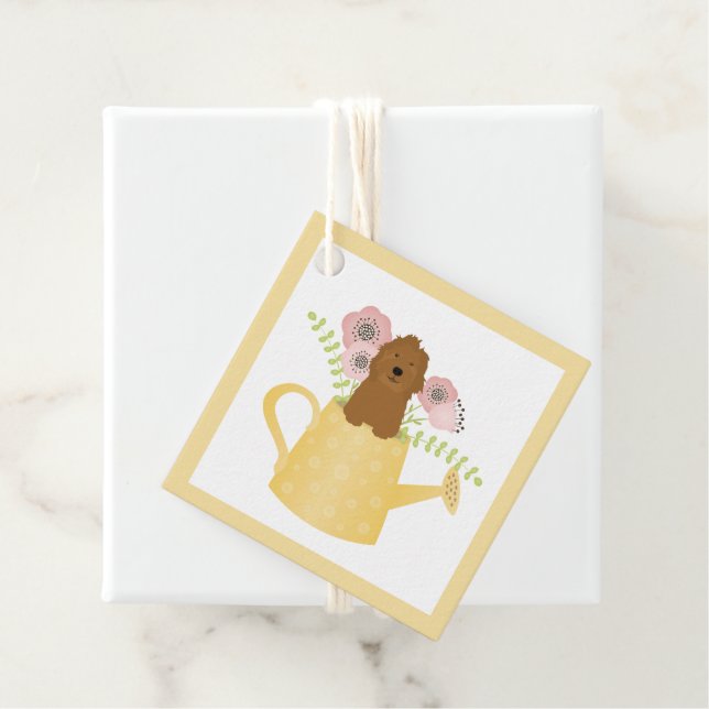 Étiquettes Cadeau Goldendoodle Dans L'Arrosage Can Jaune (En situation)