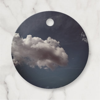 Étiquettes Cadeau Grand nuage, sur un ciel sombre