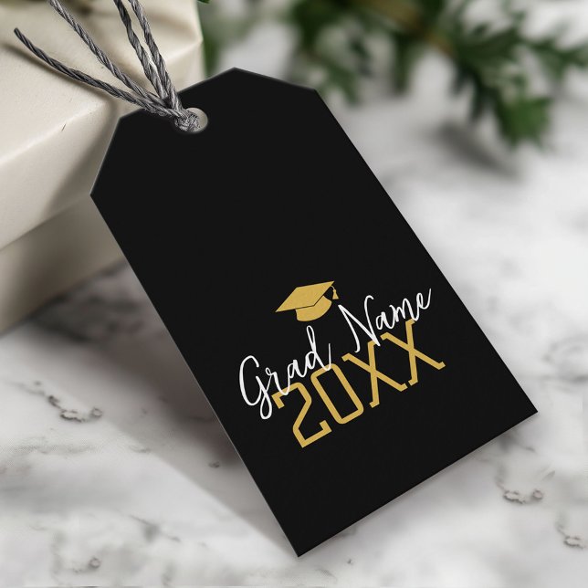 Étiquettes-cadeau Grande année - Nom et Casquette - Graduation d'or  (Custom Graduation Gift Tag - Modern Black and Gold Design)