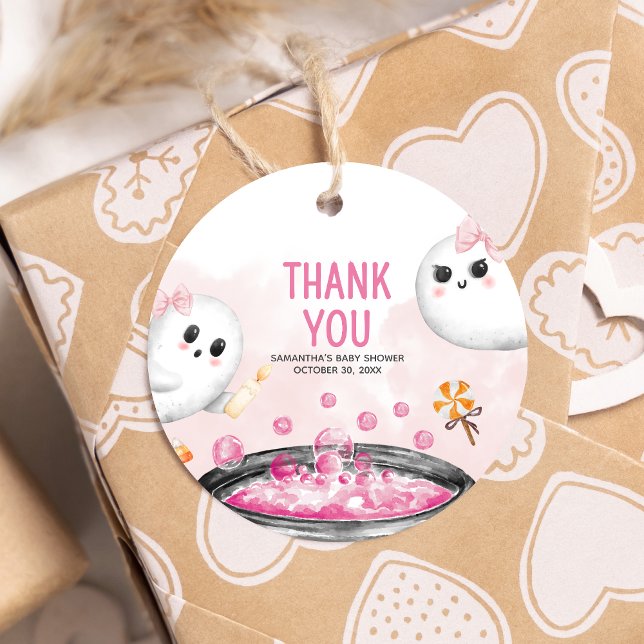 Étiquettes Cadeau Halloween rose C'est une fille Baby shower ronde (Oh Sheet It's a Ghoul Halloween Brewing Baby Shower Round Favor Tags)