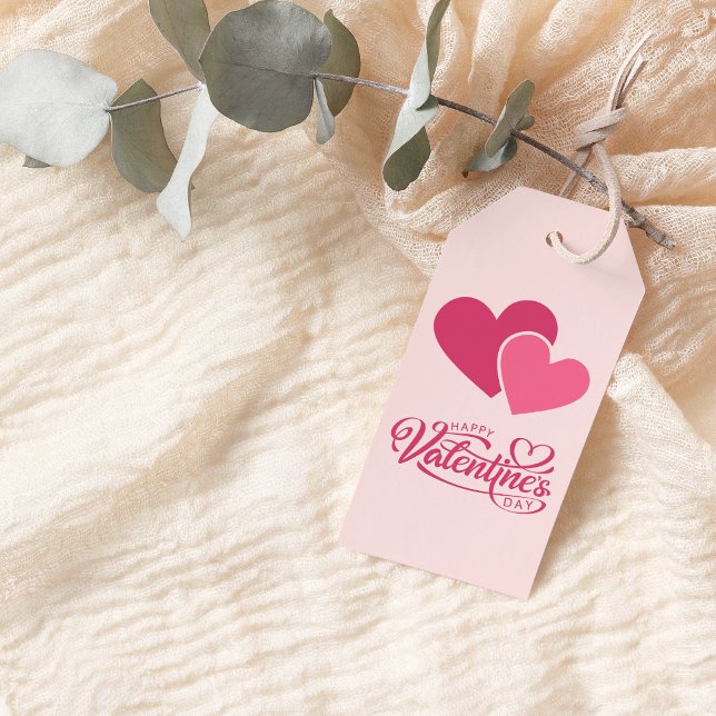 Étiquettes-cadeau Heureuse Sainte-Valentin de Coeurs roses (Pink Hearts Happy Valentine's Day Gift Tags on a boho table.)