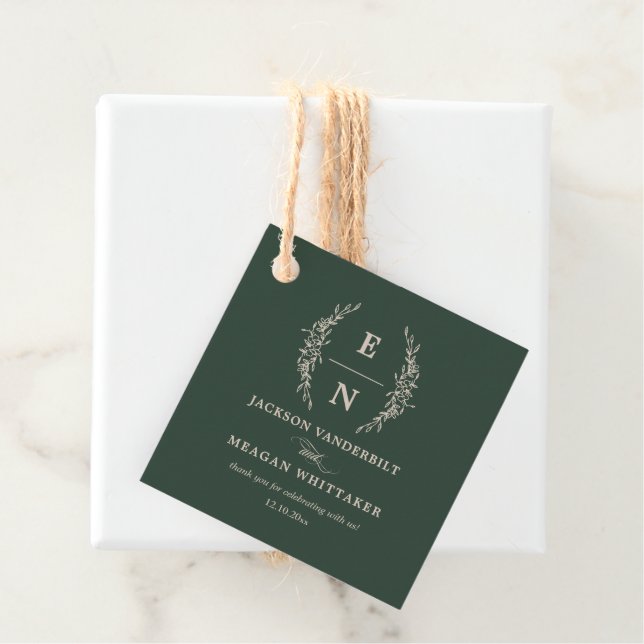 Étiquettes Cadeau Initiales empilées en vert forestier Mariage Monog (En situation)
