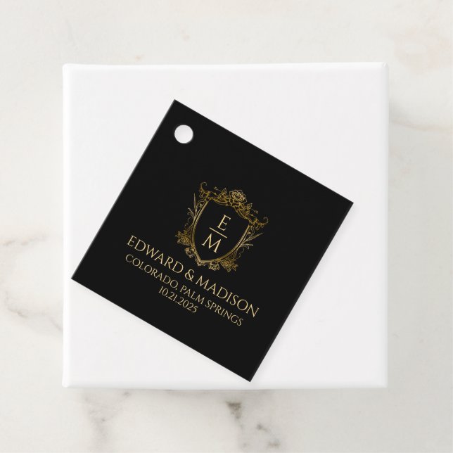 Étiquettes Cadeau Initiales Mariage or & Mariage Floral Crest (En situation)