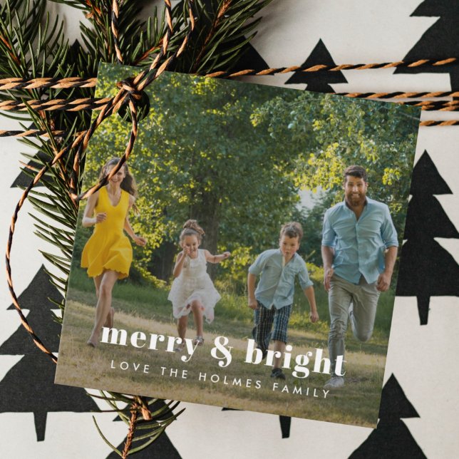 Étiquettes Cadeau Joyeux et lumineux | Style Famille Photo Noël (Modern Christmas photo tags with personalized greeting and minimalist retro typography)