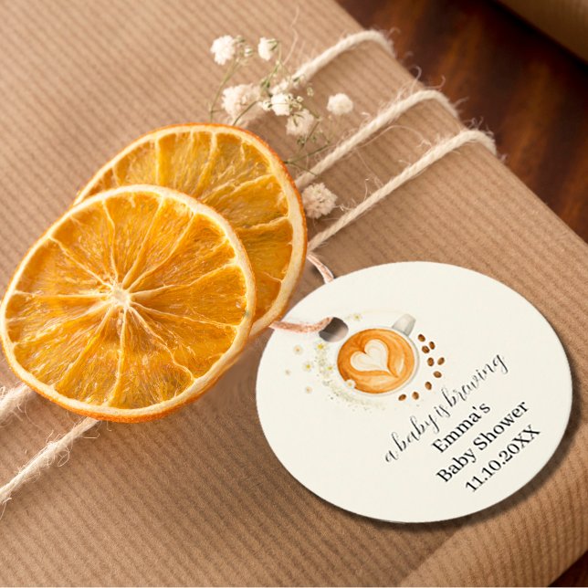 Étiquettes Cadeau L'amour brasse le Baby shower (Love is Brewing Baby Shower Favor Tags #zazzlemade #babyshowerfavor #babyisbrewing #coffeeandflower)