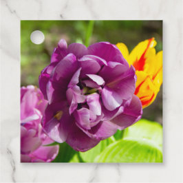 Étiquettes Cadeau Lilac tulipes sur une journée ensoleillée