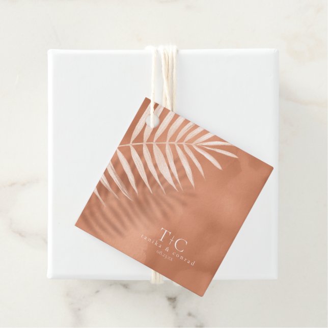 Étiquettes Cadeau Lush Palm Leaf Mariage Terra Cotta ID956 (En situation)