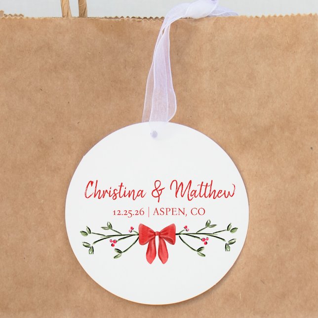 Étiquettes Cadeau Mariage de Noël Chic Personnalisé (Celebrate your wedding with this festive red bow favor tag, perfect for a winter wonderland vibe.)