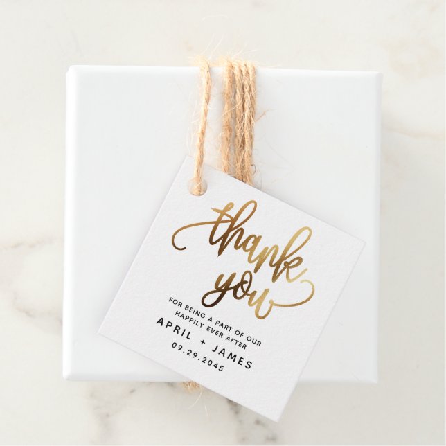 Étiquettes Cadeau Mariage de typographie de script Gold Lovely (En situation)