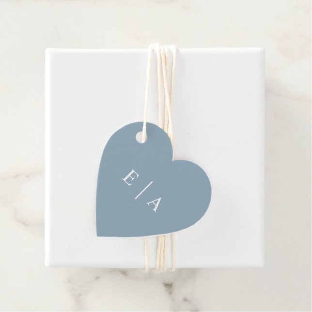 Étiquettes Cadeau Monogramme bleu clair simple Initiales Coeur (En situation)