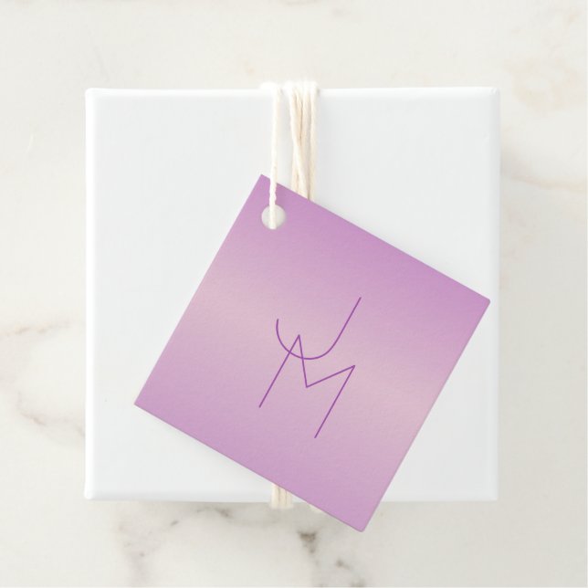 Étiquettes Cadeau Monogramme superposé unique | Lavande rose tendre (En situation)