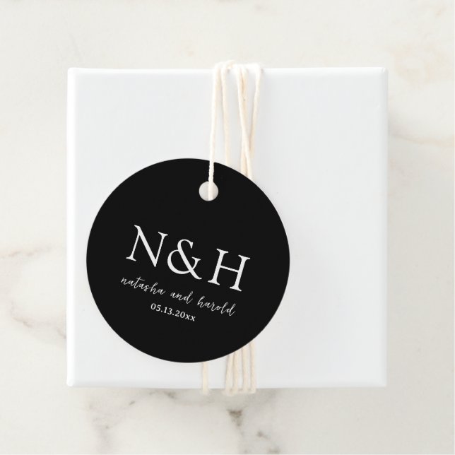 Étiquettes Cadeau Natasha Black Monogramme Mariage moderne (En situation)