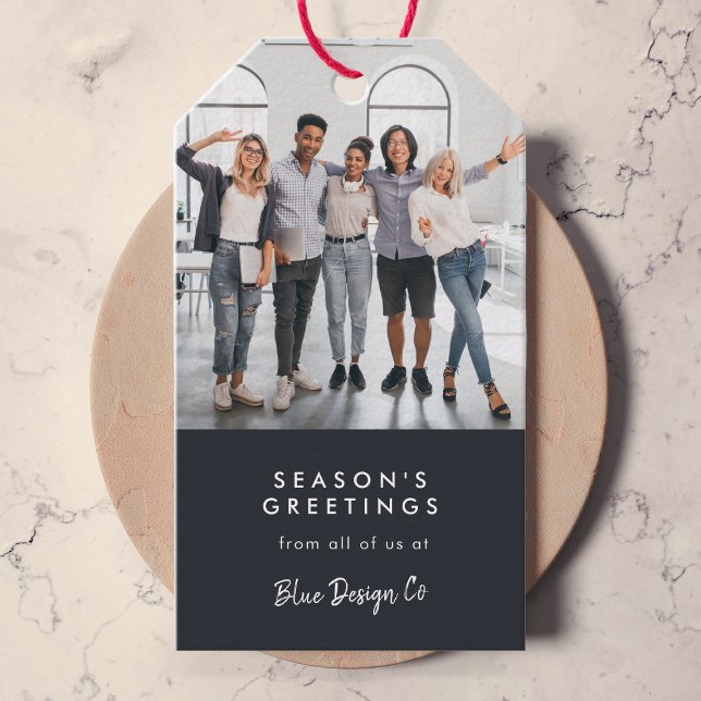 Étiquettes-cadeau Noël d'affaires | Photo d'équipe moderne et élégan (Stylish corporate holiday tags with modern layout and customizable company greeting)