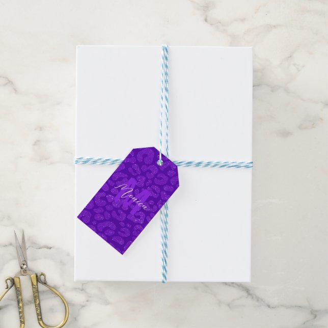Étiquettes-cadeau Nom de script de monogramme à paillettes violettes (Avec de laficelle)