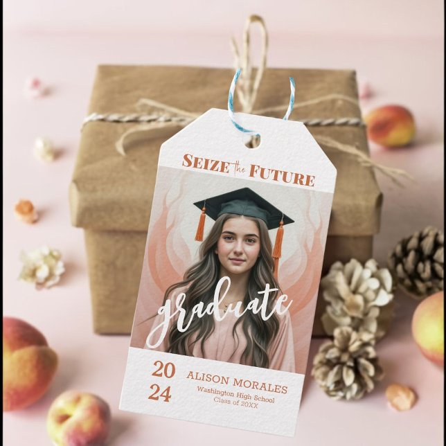 Étiquettes-cadeau Photo Boho Peach Fuzz Saisir l'avenir des diplômes (Embrace graduation glam with our Peach Fuzz tags!)