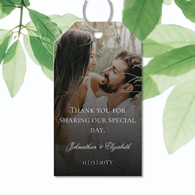 Étiquettes-cadeau Photo moderne avec Black Overlay Wedding Favor (Modern Photo with Black Overlay Wedding Favor Tag)
