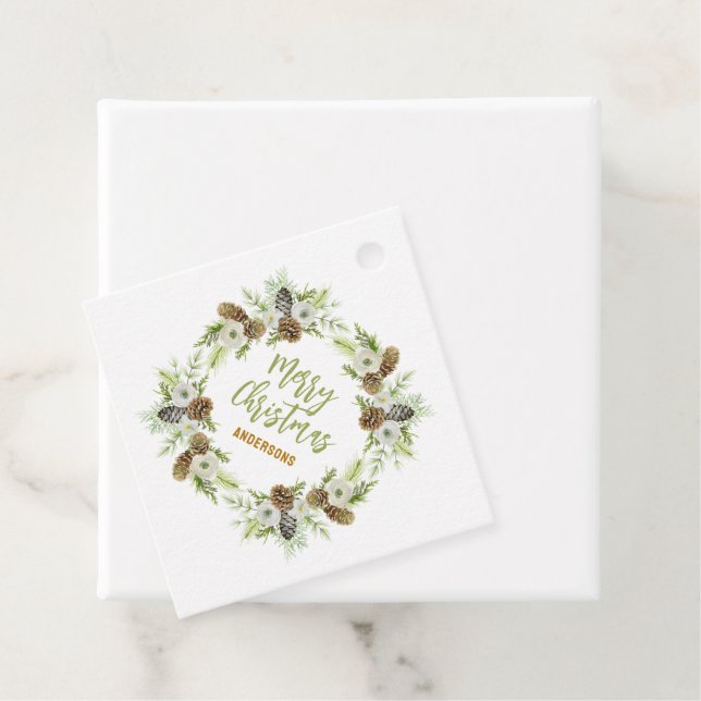 Étiquettes Cadeau Pins floraux verts couronne de Noël (En situation)