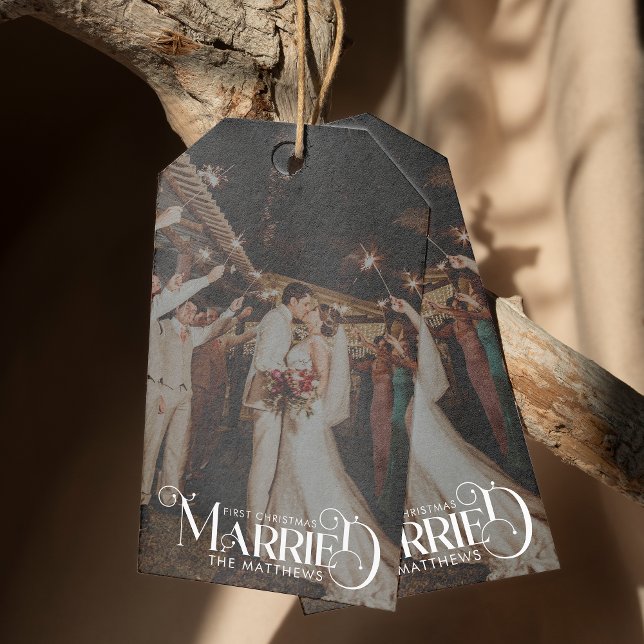 Étiquettes-cadeau Premier Noël de Mariage Typographie Minimale Photo (Créateur téléchargé)