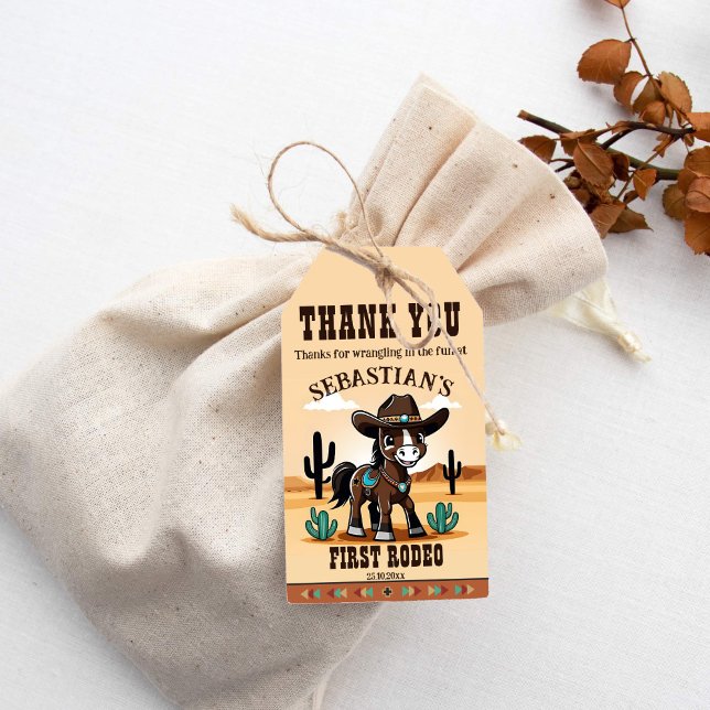 Étiquettes-cadeau Premier Rodeo mignon cheval cowboy fête d'annivers (First rodeo western birthday party thank you favor gift tags cute cowboy baby horse Arizona desert)