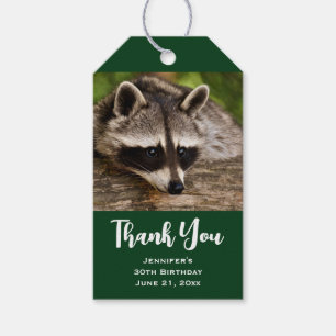 Étiquettes-cadeau Raccoon mignon reposant sur un Merci de journal