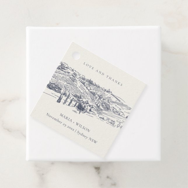 Étiquettes Cadeau Rustic Navy Blue Winery Mountain Mariage croquis (En situation)