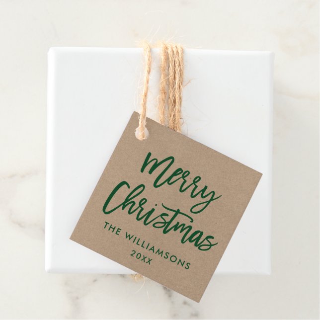 Étiquettes Cadeau Script de brosse moderne Vert Noël Kraft Carré (En situation)