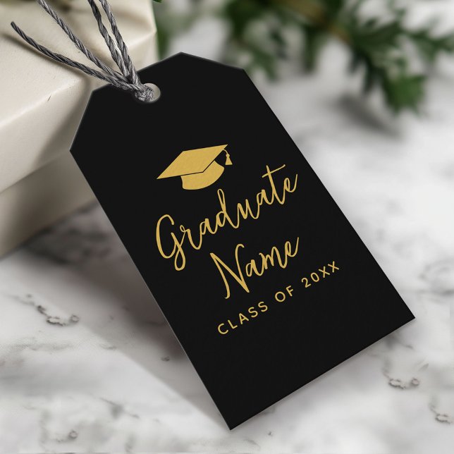 Étiquettes-cadeau Script Grad Name avec Casquette - Graduation Black (Custom Graduation Gift Tag - Modern Black and Gold Design)
