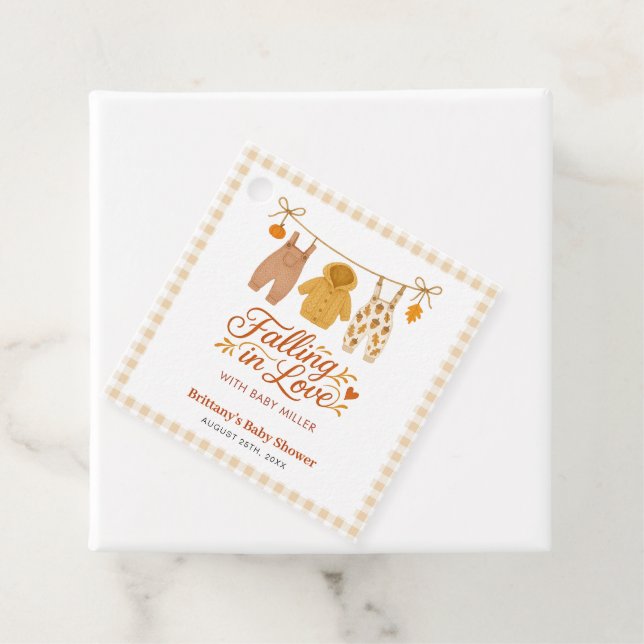 Étiquettes Cadeau Tomber dans l'amour Automne Baby shower Vêtements  (En situation)
