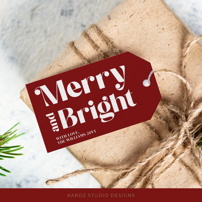 Étiquettes-cadeau Typographie Moderne Joyeux Et Balises Cadeaux Lumi (Merry And Bright Gift Tags, in a deep red Christmas will make your Holiday Gifts Pop! Personalize.)
