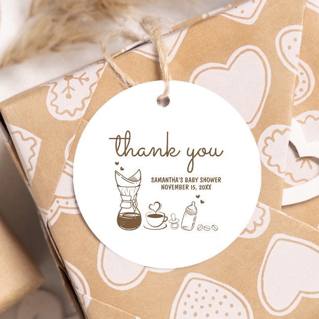 Étiquettes Cadeau Un bébé brasse du Baby shower de café rond (A Baby is Brewing Coffee Hand Drawn Baby Shower Round Favor Tags)