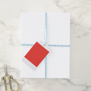 Étiquettes-cadeau Un carré rouge audacieux entouré d'un blanc éclata