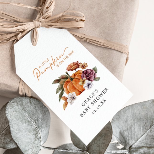 Étiquettes-cadeau Un Petit Citrouille Est En Route (A Little Pumpkin Is On The Way Baby Shower Pumpkin Gift Tag)