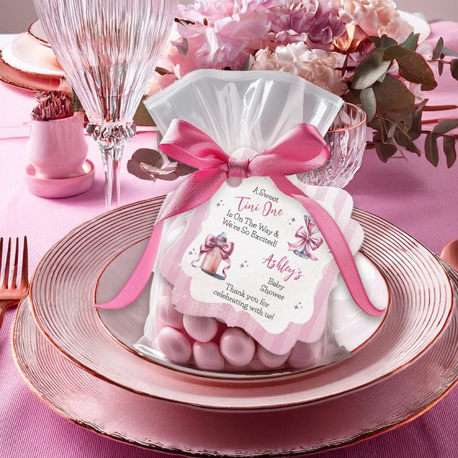Étiquettes Cadeau Un Tini sucré Un Coquette Rose Baby shower fille ("A Sweet Tini One Is On the Way . . ." Coquette Bows Martini | Bottle Girl Baby Shower Favor Tag)