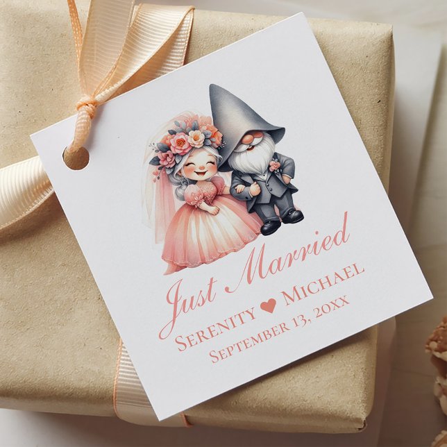 Étiquettes Cadeau Whimsical Just Marié Garden Gnome Rustique Mariage (Créateur téléchargé)