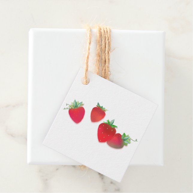 Étiquettes cadeaux aux tiges de fraises (En situation)