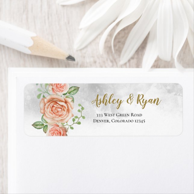 Étiquettes d'adresse de mariage florales rose saum (En situation)