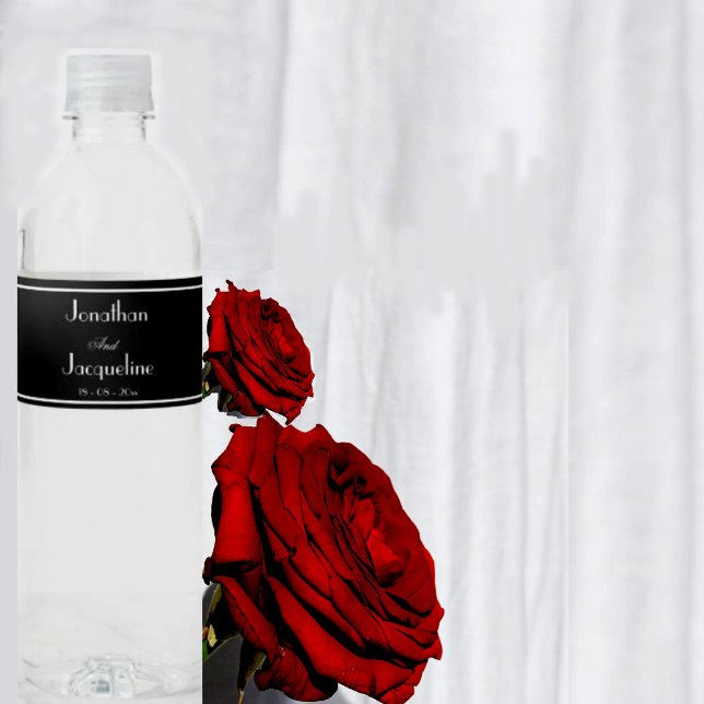 Étiquettes de bouteille d'eau Mariage moderne noir (Simple modern black and white, chic script elegant wedding water bottle labels with names.)